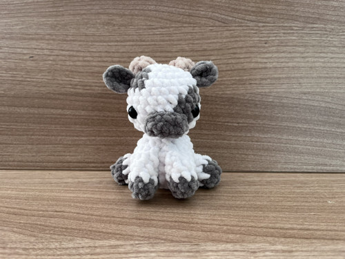 Háčkovaná sedící Kravička - bílo-šedá (14 cm)