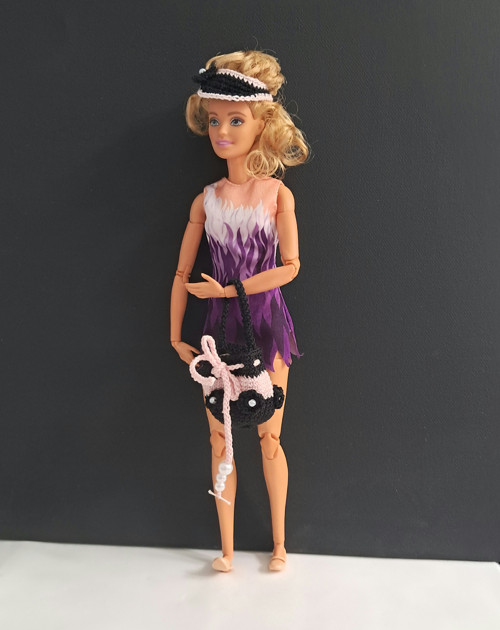 Háčkovaná kabelka Pompadour a kšilt pro Barbie