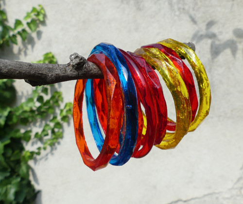V barvách...skleněné kroužky, bangle