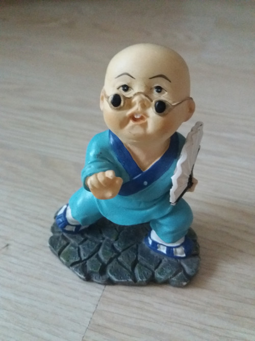 Figurka malého buddhistického mnicha
