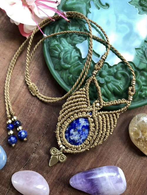 Tribal boho hnedý makramé náhrdelník s lapis lazul