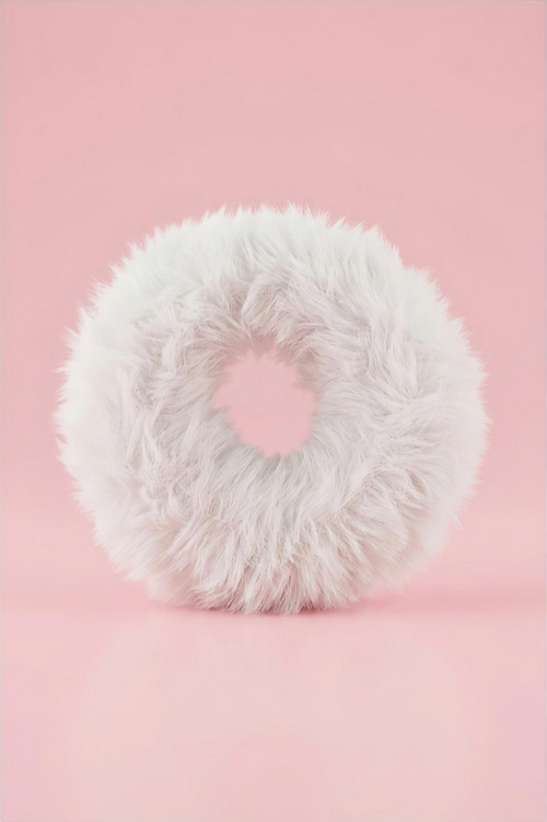 Chlupatá háčkovaná gumička do vlasů scrunchie