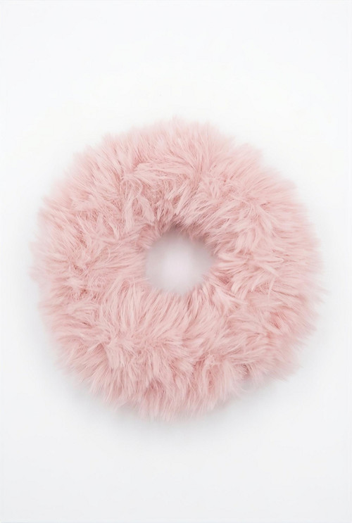 Chlupatá háčkovaná gumička do vlasů scrunchie