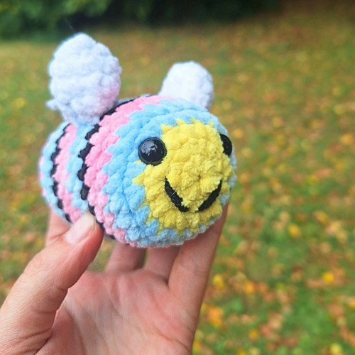 Háčkovaná mini včelka – barevná