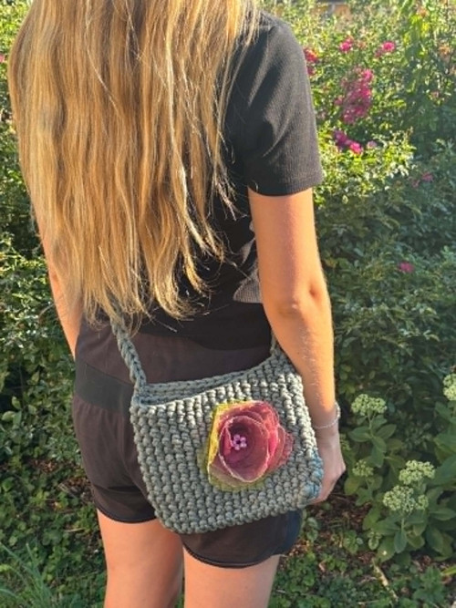 Ručně háčkovaná crossbody kabelka olivově zelená