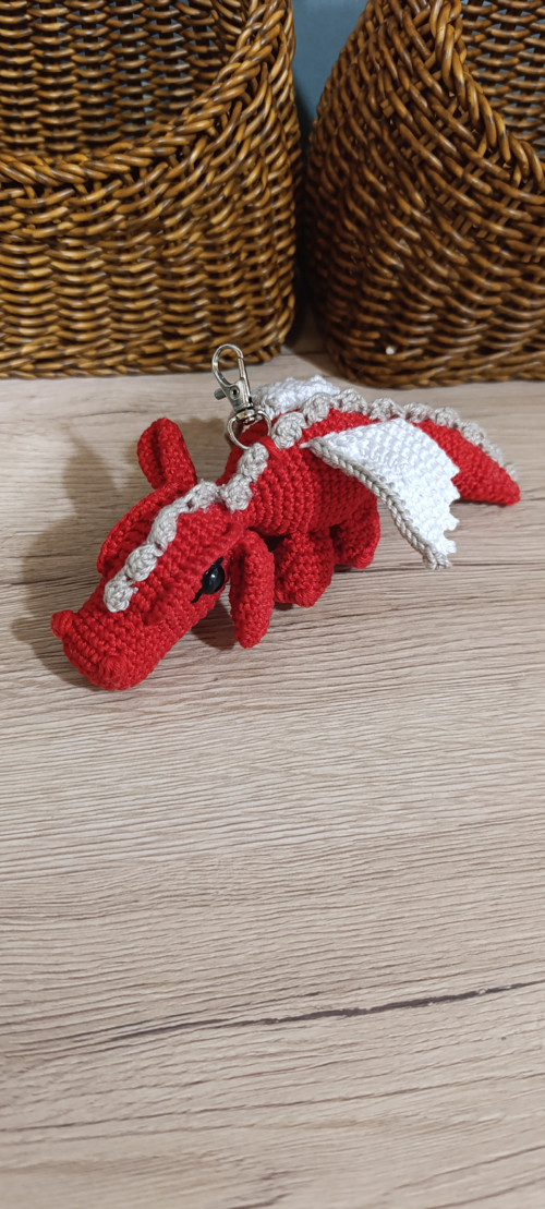 Háčkovaný přívěšek , klíčenka drak červený 15 cm