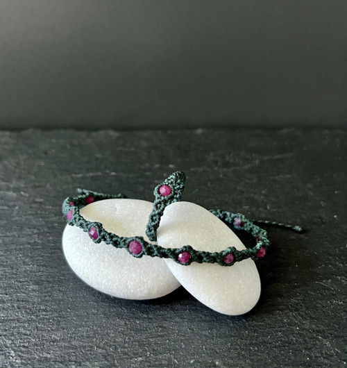 Mikromacramé set náramku a prstýnku s rubíny