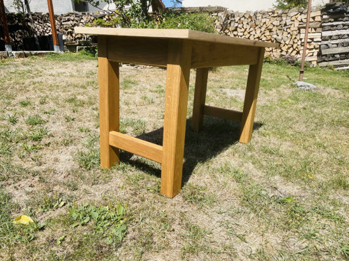 Jídelní stůl