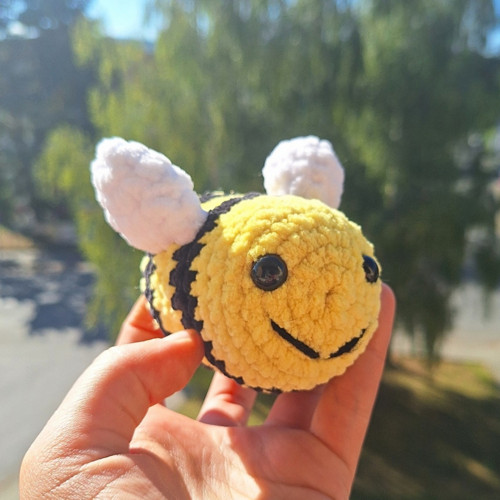 Háčkovaná mini včelka