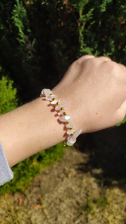 Růženínový třpyt: Elegantní náramek se zlatem