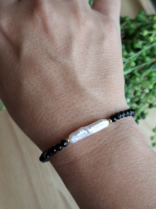 Náramek onyx s trubičkou říční perly
