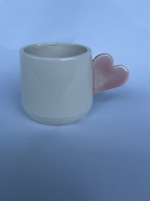 Porcelánový kalíšek úchop srdíčko