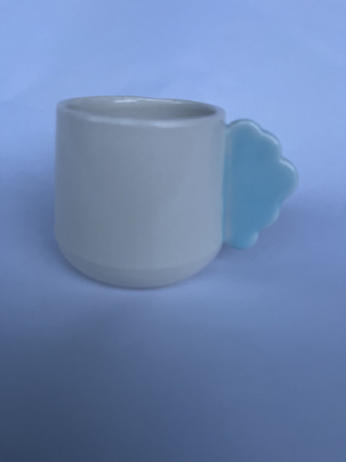Porcelánový kalíšek úchop mráček