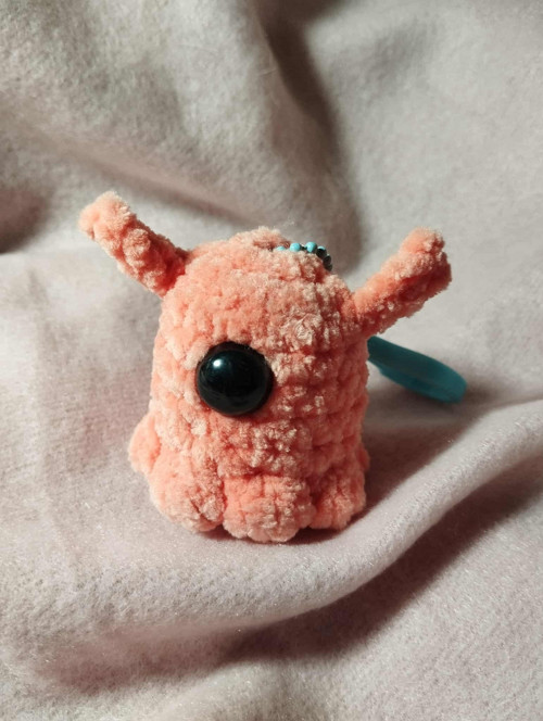 Přívěsek jednoočko – háčkovaná příšerka (6 cm)
