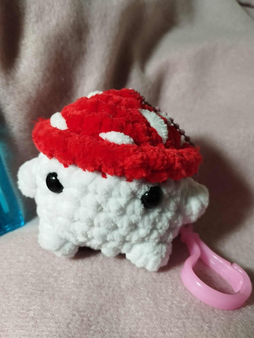Roztomilá háčkovaná mochomůrka na batoh (6 cm)