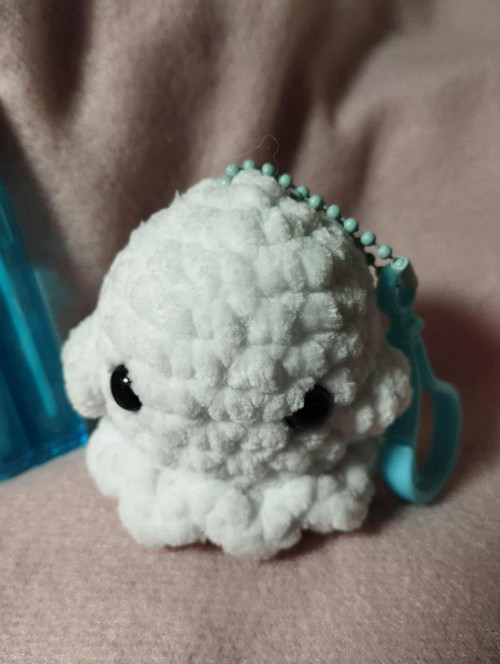 Háčkovaný přívěsek duch – strašidýlko (5,5 cm)