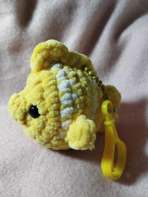 Háčkovaný přívěsek rybička – žlutá (7,5 cm)