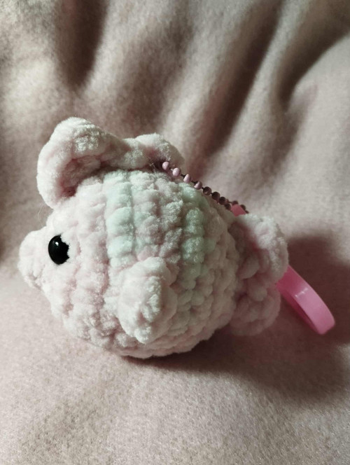 Háčkovaný přívěsek rybička – růžová (7 cm)