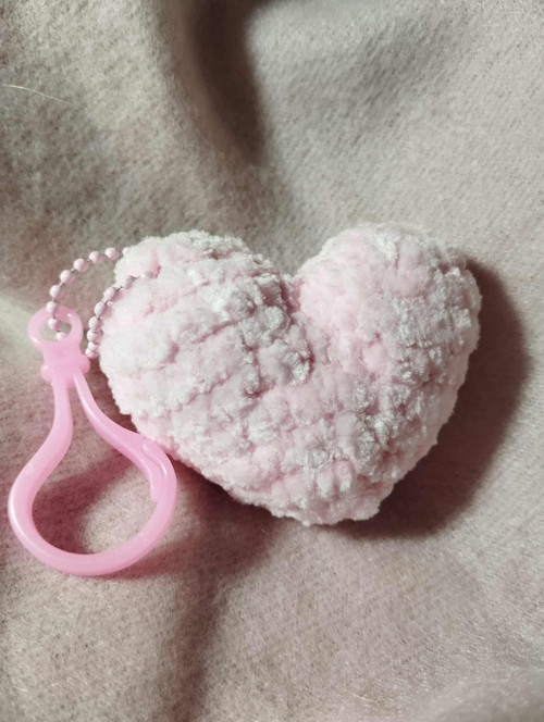 Háčkovaný přívěsek srdíčko – růžové (7 cm)
