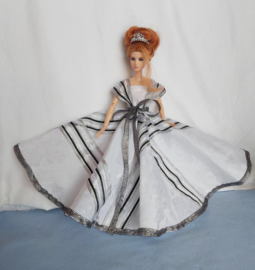 Bílostříbrné šatičky pro Barbie