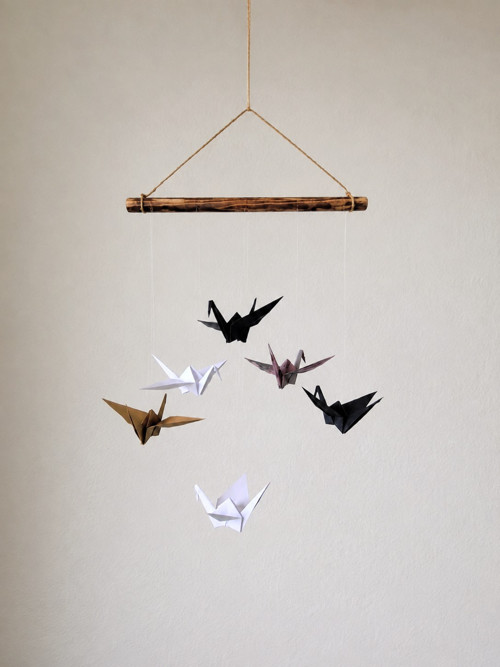 Závěsná dekorace s origami jeřáby - tmavá křídla