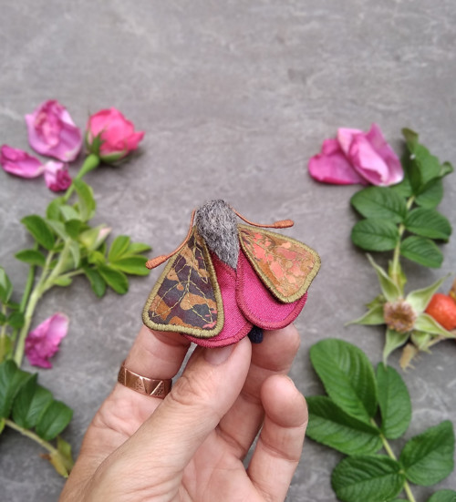 Můrka Rosa Rugosa - brož