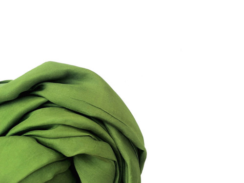 "warm green" hedvábná šála, pléd 180x90 skladom