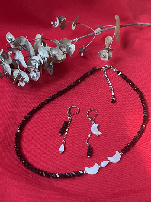 Asymetrický set „Záře noci“ (Choker a náušnice)