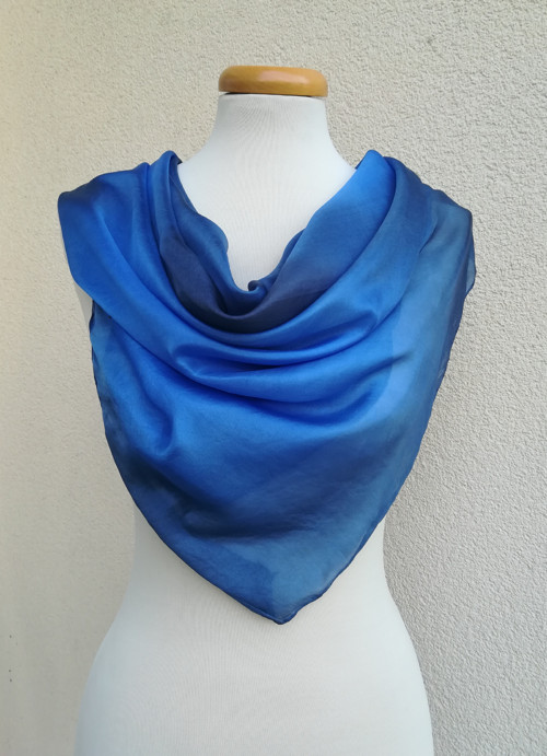 "royal blue gradient" hedvábný šátek 90x90 skladom