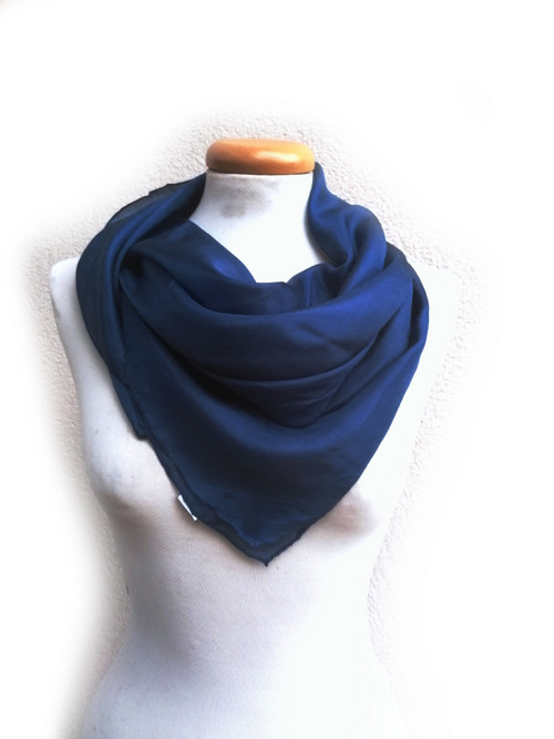 "oxford blue" hedvábný šátek 90x90 skladem