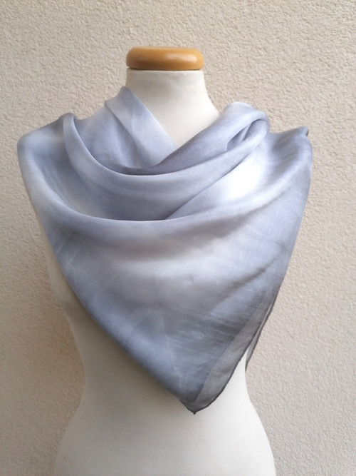 "grey&white" hedvábný šátek 90x90