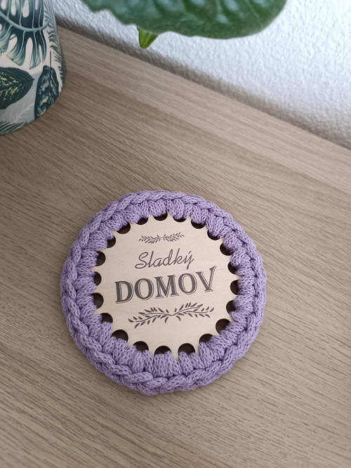 Háčkovaný podtácek s dřevěným středem Sladký domov