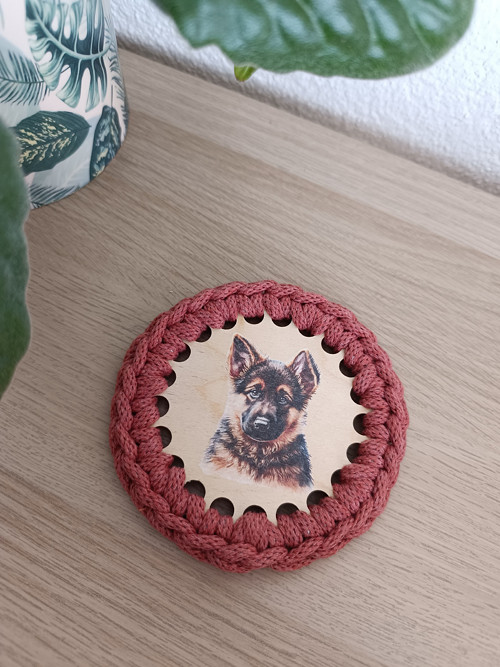 Háčkovaný podtácek s dřevěným středem Něm.ovčák