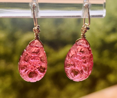 Elegantně broušený quartz - sytě růžové náušnice