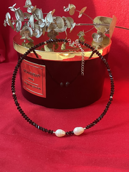 Asymetrický choker „Perla v noci“