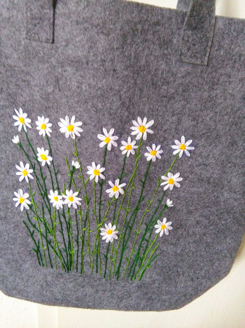 S heřmánkem (ručně vyšívaná taška, kabela)