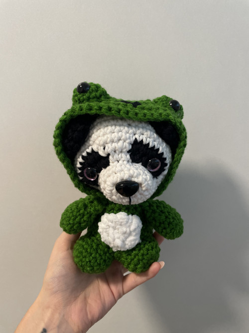 Háčkovaná Panda v kostýmu žáby