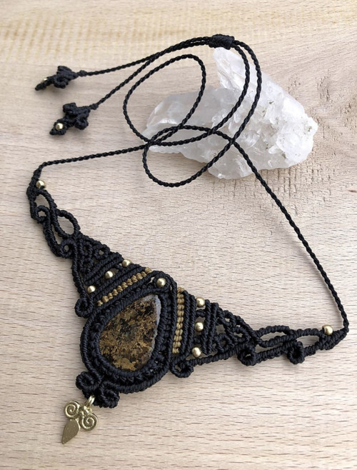 Čierny tribal makramé náhrdelník s bronzitom