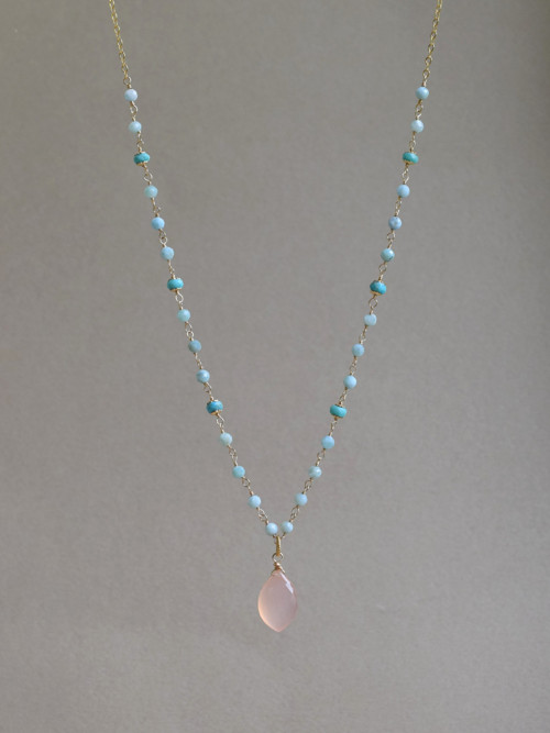 V elementu něhy, růžový chalcedon, larimar, tyrkys