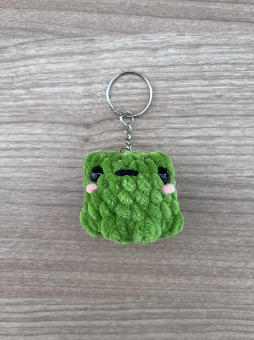Háčkovaný přívěsek Žabička (4,5 cm)