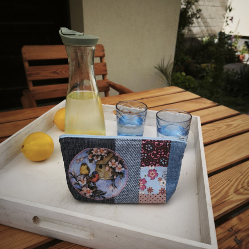 Taštička patchwork Ptáčci u krmítka svétle modrá