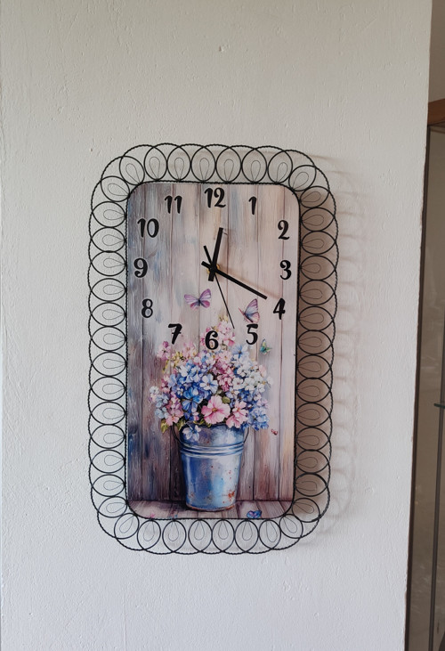 Odrátované hodiny s květinami