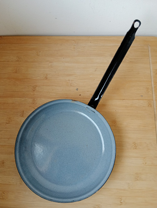Smaltovaná pánvička GLOBUS černý smalt 22 cm