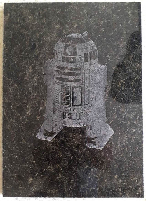 Kamenný reliéf R2D2
