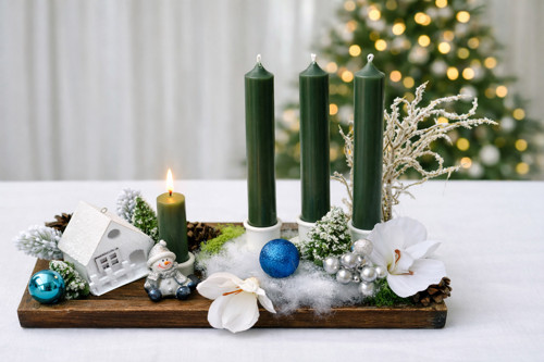 Vánoční adventní dekorace na dřevěném tácku