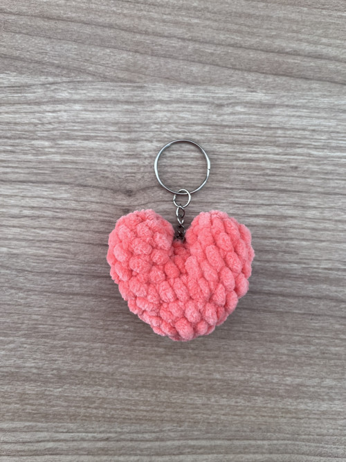 Háčkovaný přívěsek Srdce - korálové (6 cm)
