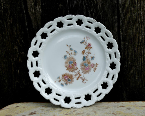 Starožitný talíř s prolamováním, porcelán Merklín