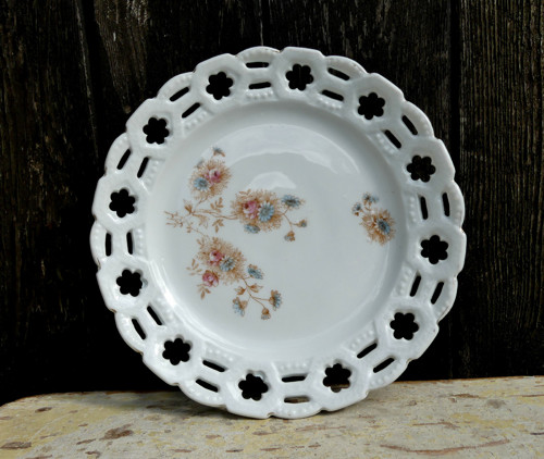 Starožitný talíř s prolamováním, porcelán Merklín