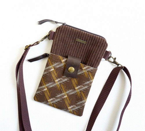 Crossbody taštička na mobil, 2 kapsy - hnědá