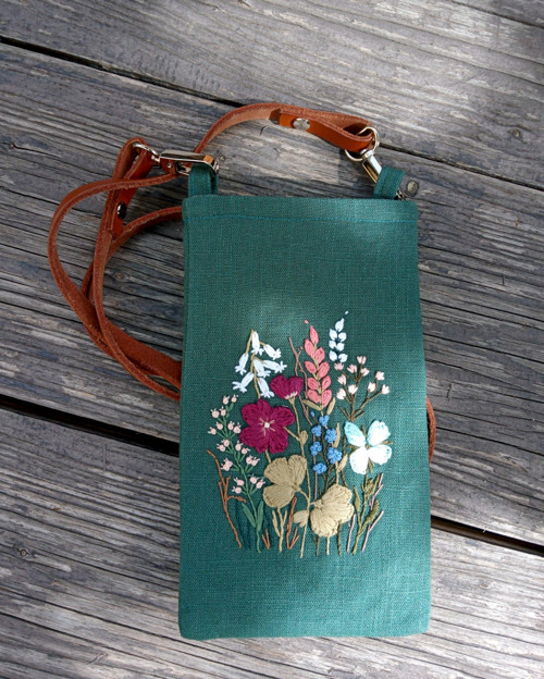 AGATHE bottle green /na mobil s ruční výšivkou